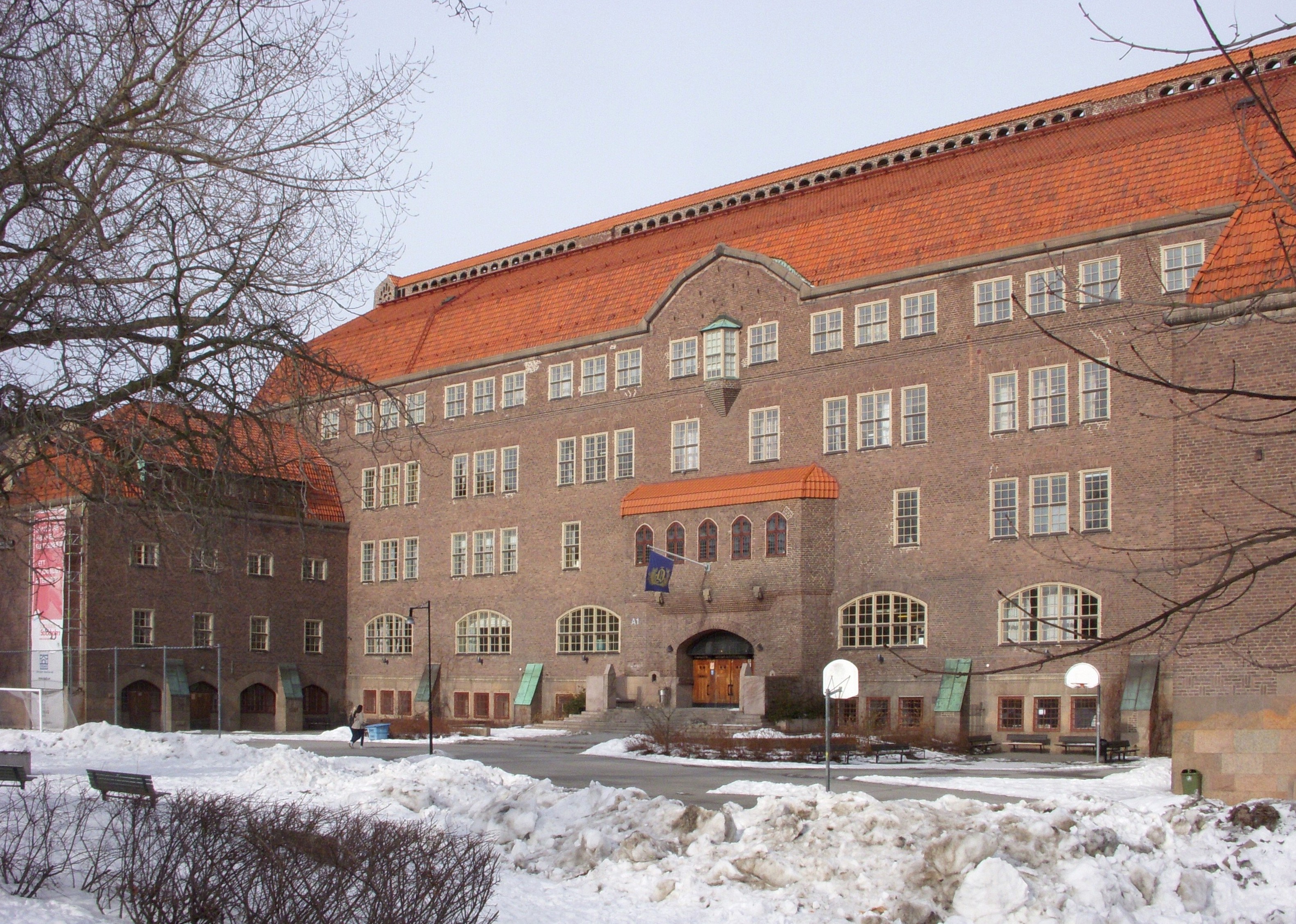 Östra Reals skolgård med skolans röda tegelfasader